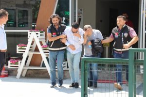 Turistleri gasp eden 3 sahte polis tutuklandı