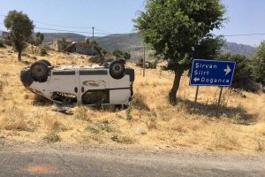 Virajı alamayan araç takla attı