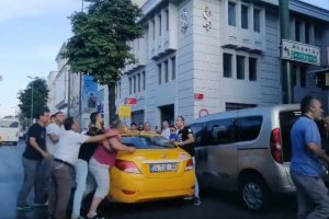 Taksiciyle yolcunun bıçaklı kavgası kameraya yansıdı