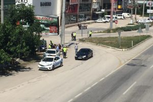 Bursa'da otobüs beklerken geri manevra yapan kamyonun altında can verdi