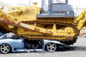 Kaçak Ferrari imha edildi
