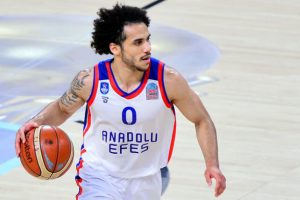 Anadolu Efes, Shane Larkin ile 1 yıl daha