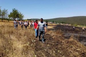Bursa'da çıkan yangınına vatandaşlar kazma kürekle müdahale etti
