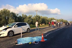 Bursa'da otomobilin altında kalan motosikletli hayatını kaybetti