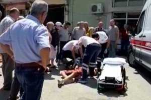 Bursa'da vatandaş şemsiye açarak yaralıyı güneşten korudu
