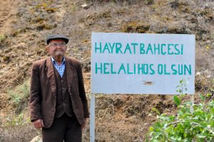 Bursa'da yoldan gelip geçenler için 'Hayrat Bahçesi' yaptı