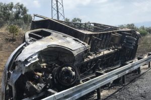 Bursa'da otobanda devrilen yatak yüklü kamyonet alev aldı