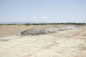 Bursa Orhangazi'de boş araziye dökülen tavuk gübresi bıktırdı
