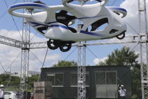 Japonya'da prototip uçan otomobil deneme uçuşu yaptı