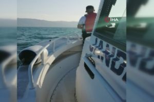 Bursa İznik Gölü'nde mahsur kalan 3 kişiyi jandarma kurtardı