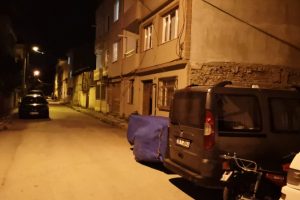 Bursa'da evine balkondan girmeye çalıştığı sırada düşerek yaralandı