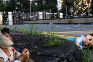 Hong Kong'da ortalık savaş alanına döndü