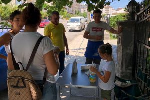 Bursa'da limonata satarak can dostlara destek oldu