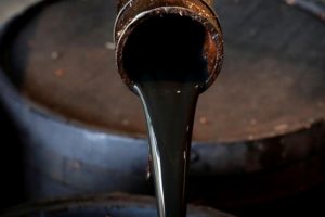 Küresel ticari gerilimlerin artmasıyla petrol fiyatları yükseldi