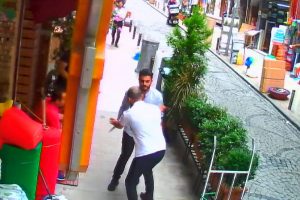 Otel müşterisinin çalışanı bıçaklama anları kamerada