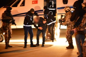 Eroin yüklü çuvalları baronunun fedaileri ayıklıyormuş