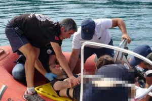 Falezlerden denize atlayan genç ağır yaralandı