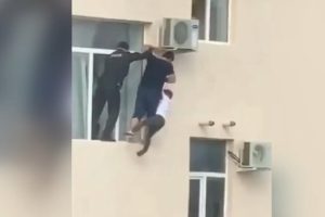 Sekizinci kattan düşmek üzere olan çocuğun imdadına komşusu yetişti
