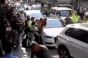 Park cezası yazmak isteyen polis ile esnaf arasında arbedesi