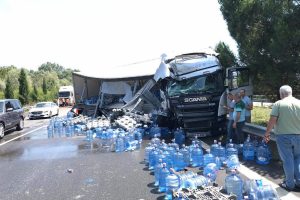 Kazada TIR'daki damacanalar yola savruldu