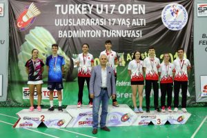 Bursa Osmangazili badmintoncular madalyaya doymuyor