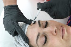 Botoks yaptıran kadın gözünden oluyordu