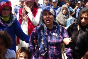 Eşinin tabutunun üzerine bebeğini koydu