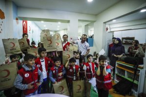 Türk Kızılay'ı bayram öncesi çocukları sevindirdi