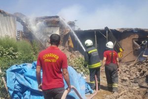 Diyarbakır'da yangın: 2 ev ve 4 ahır küle döndü