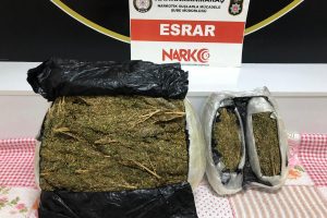 Kovalamaca sırasında ağaca çarpan otomobilden 12 kilo esrar çıktı