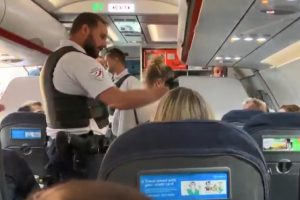 Kabin ekibiyle tartışan 2 yolcu, uçağın acil inişi sonrası gözaltına alındı