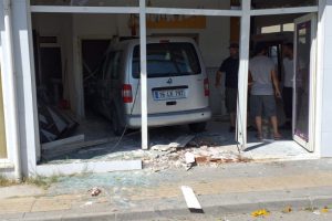 Bursa'da kontrolü kaybeden otomobil iş yerine daldı!