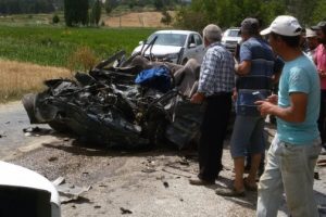Süt tankeri ile otomobil kafa kafaya çarpıştı: 1 ölü