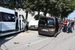 Manisa işçi servisi hafif ticari araçla çarpıştı: 16 yaralı