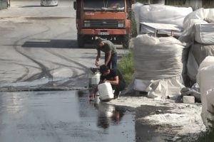 Tanker devrildi, akan mazotu vatandaşlar götürdü