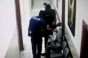 Polis memurundan duygulandıran davranış
