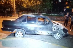 Otomobiliyle önce duvara çarptı sonra olay yerinden kaçtı