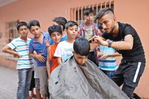 Sokak sokak dolaşıp, çocukları ücretsiz tıraş ediyor