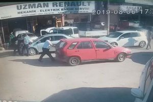 Satıp parasını alamadığı otomobilini tamirhaneden iterek götürdü