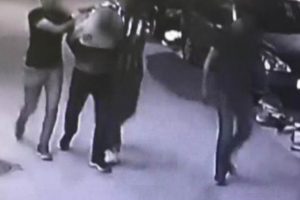 Komşusunun başına silah dayayıp 135 bin lirasını gasp ettiler