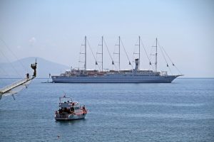 Dünyanın en büyük dev yelkenli kruvaziyeri Alanya'ya demirledi