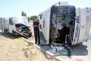 Yolcu midibüsü kamyonete çarptı: 11 yaralı