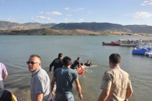 Serinlemek için girdiği barajda can verdi