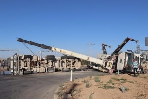 Devrilen beton mikserini kaldırmaya gelen kurtarıcı devrildi: 1 yaralı
