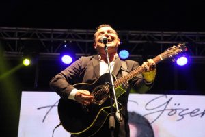 Ferhat Göçer'e, İzmit'te binlerce kişilik koro eşlik etti