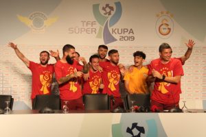Fatih Terim ve futbolculardan basın toplantısı sırasında kutlama