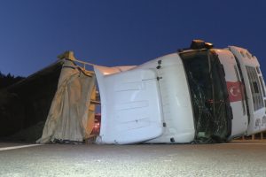 İstanbul Havalimanı yolunda hafriyat kamyonu devrildi, yol trafiğe kapandı
