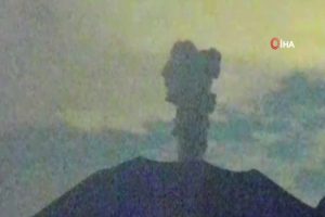 Japonya'da yanardağ patladı