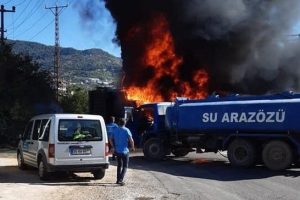 Alanya'da plastik kasa fabrikasında yangın paniği