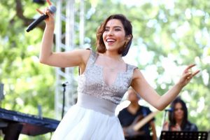 Burcu Güneş, Bursa Gemlik'te konser verdi